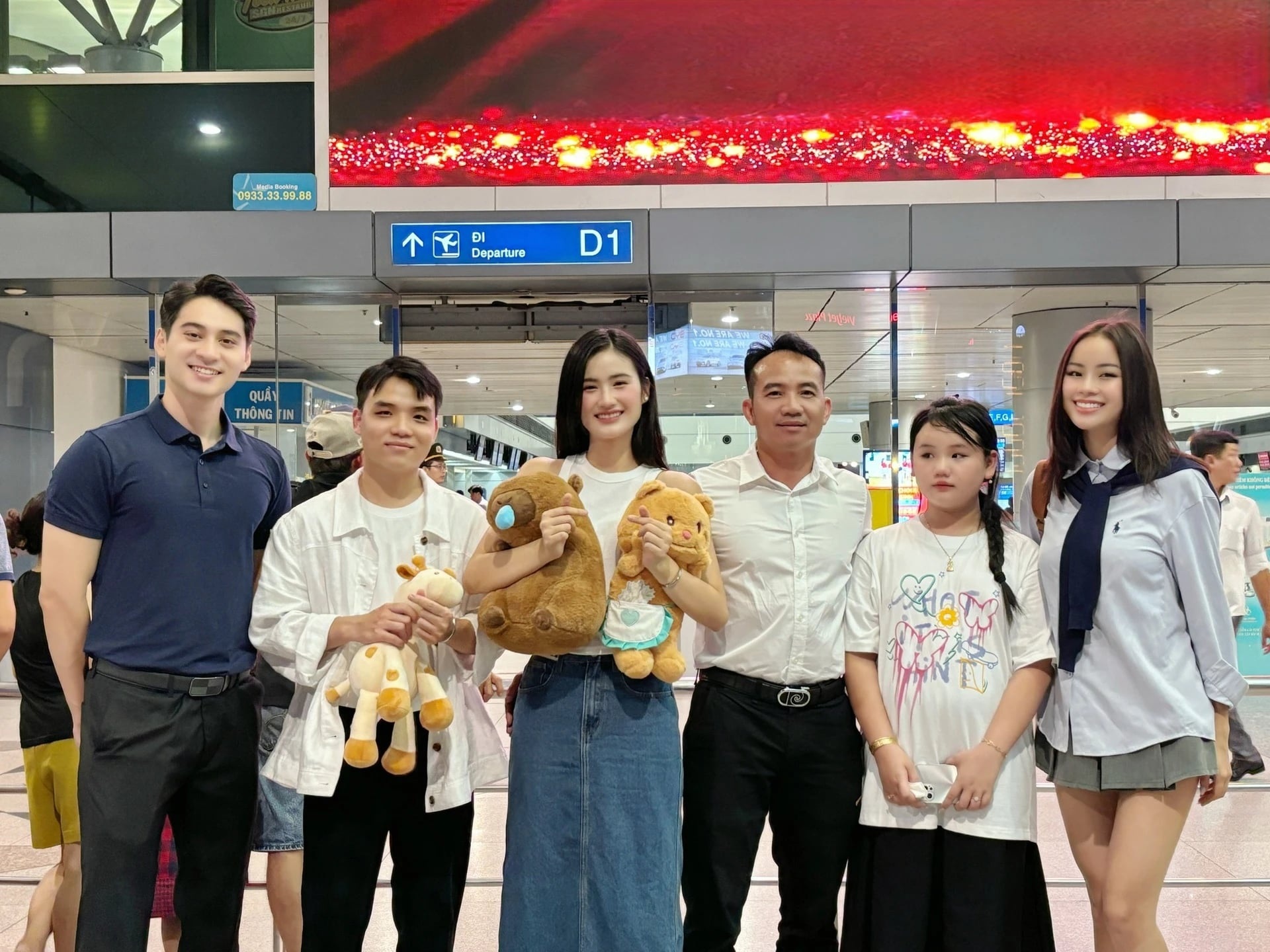 Hoa hậu Ý Nhi: Khép lại nhiệm kỳ, chuyện tình 9 năm bên bạn trai gây chú ý - 5