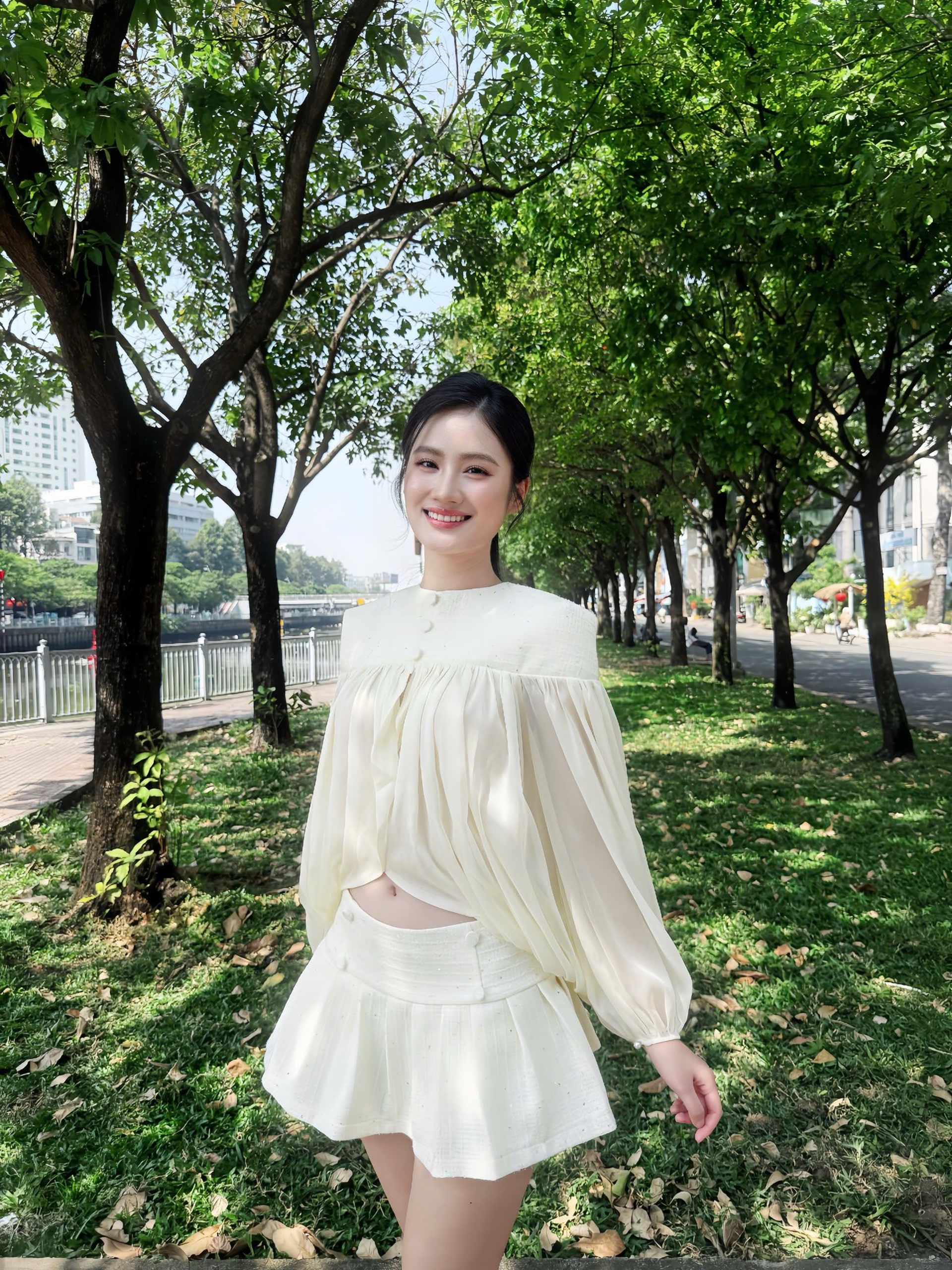 Hoa hậu Ý Nhi: Khép lại nhiệm kỳ, chuyện tình 9 năm bên bạn trai gây chú ý - 11