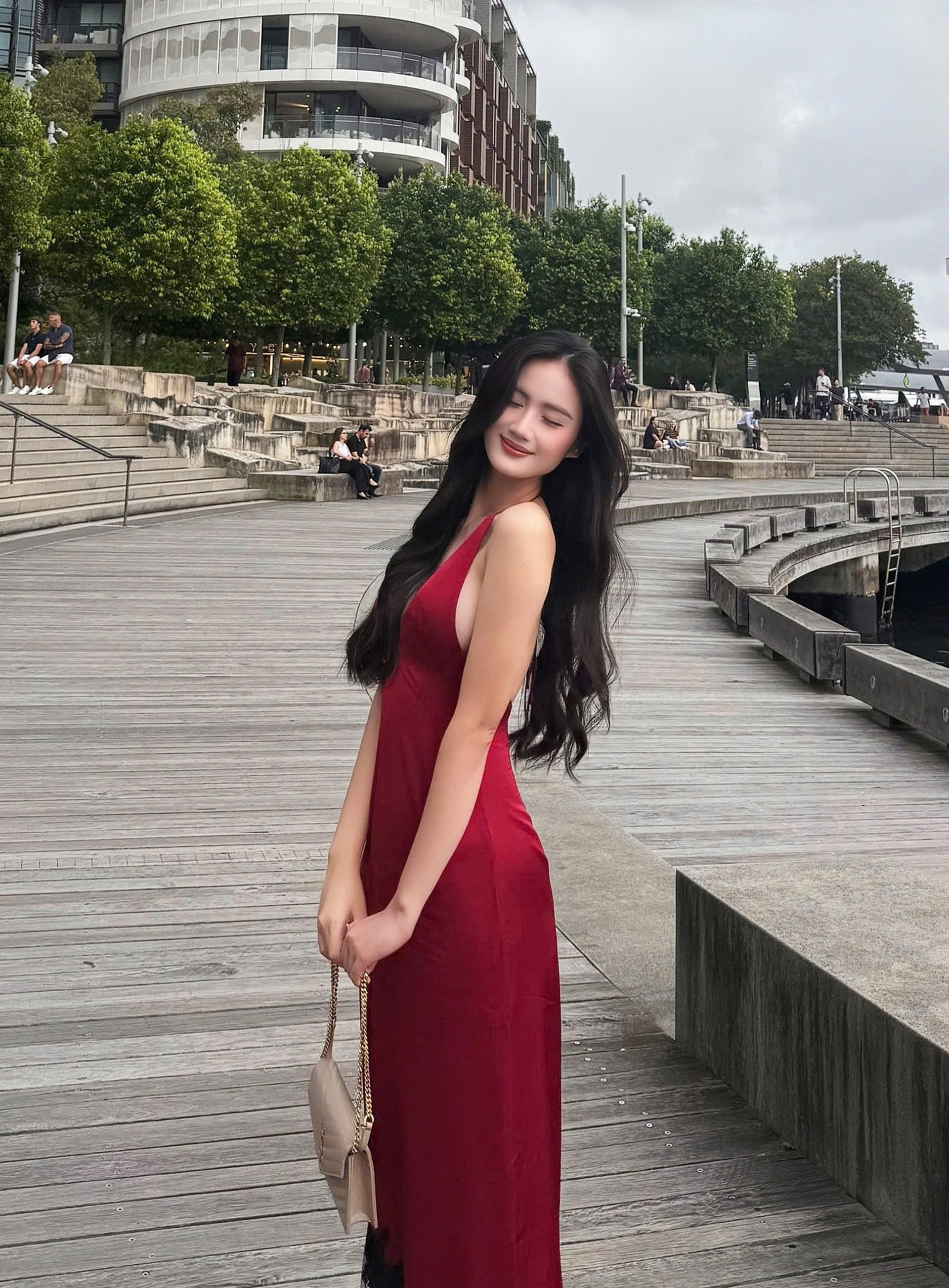 Hoa hậu Ý Nhi: Khép lại nhiệm kỳ, chuyện tình 9 năm bên bạn trai gây chú ý - 12