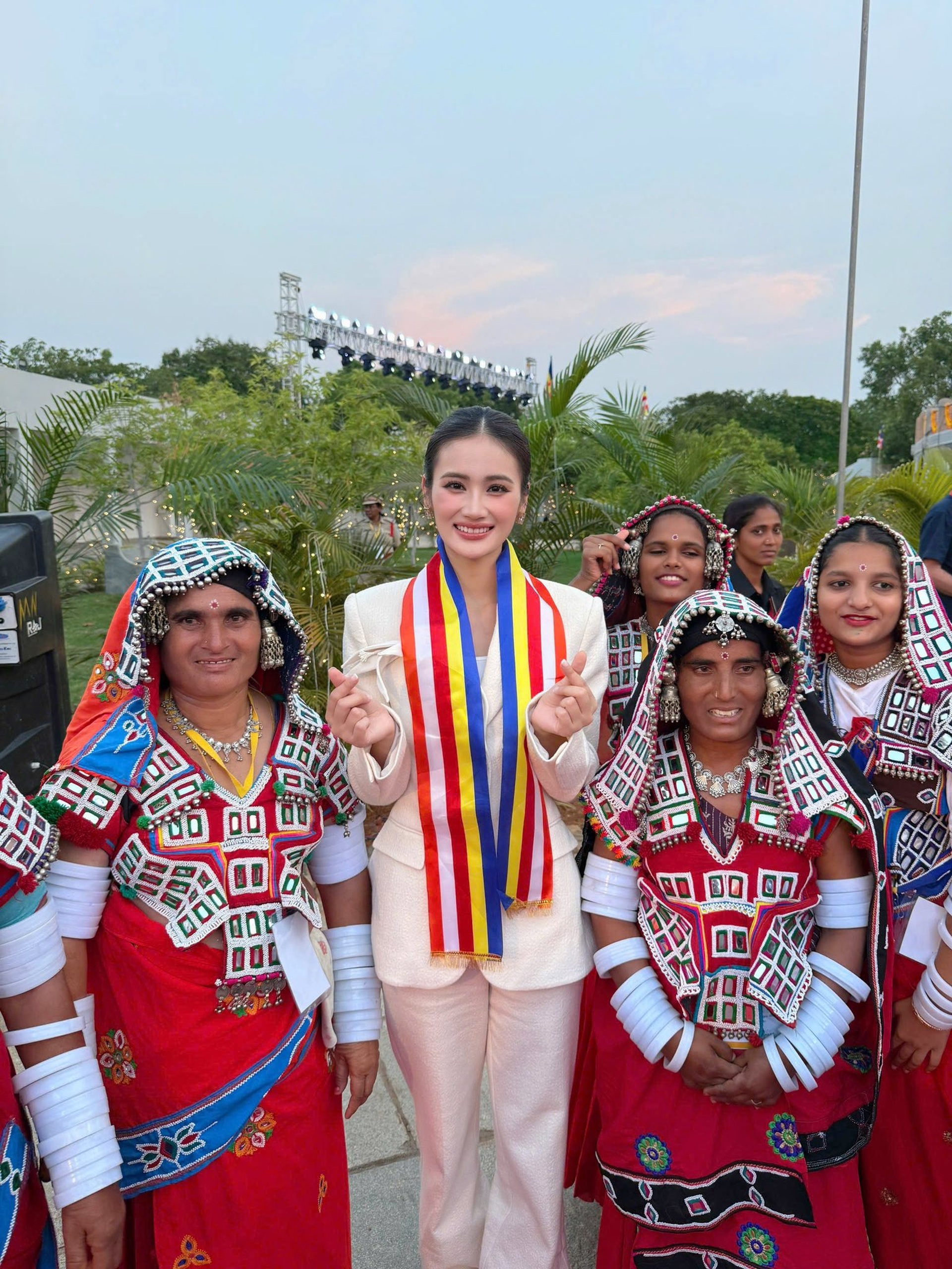 Hoa hậu Ý Nhi: Khép lại nhiệm kỳ, chuyện tình 9 năm bên bạn trai gây chú ý - 13