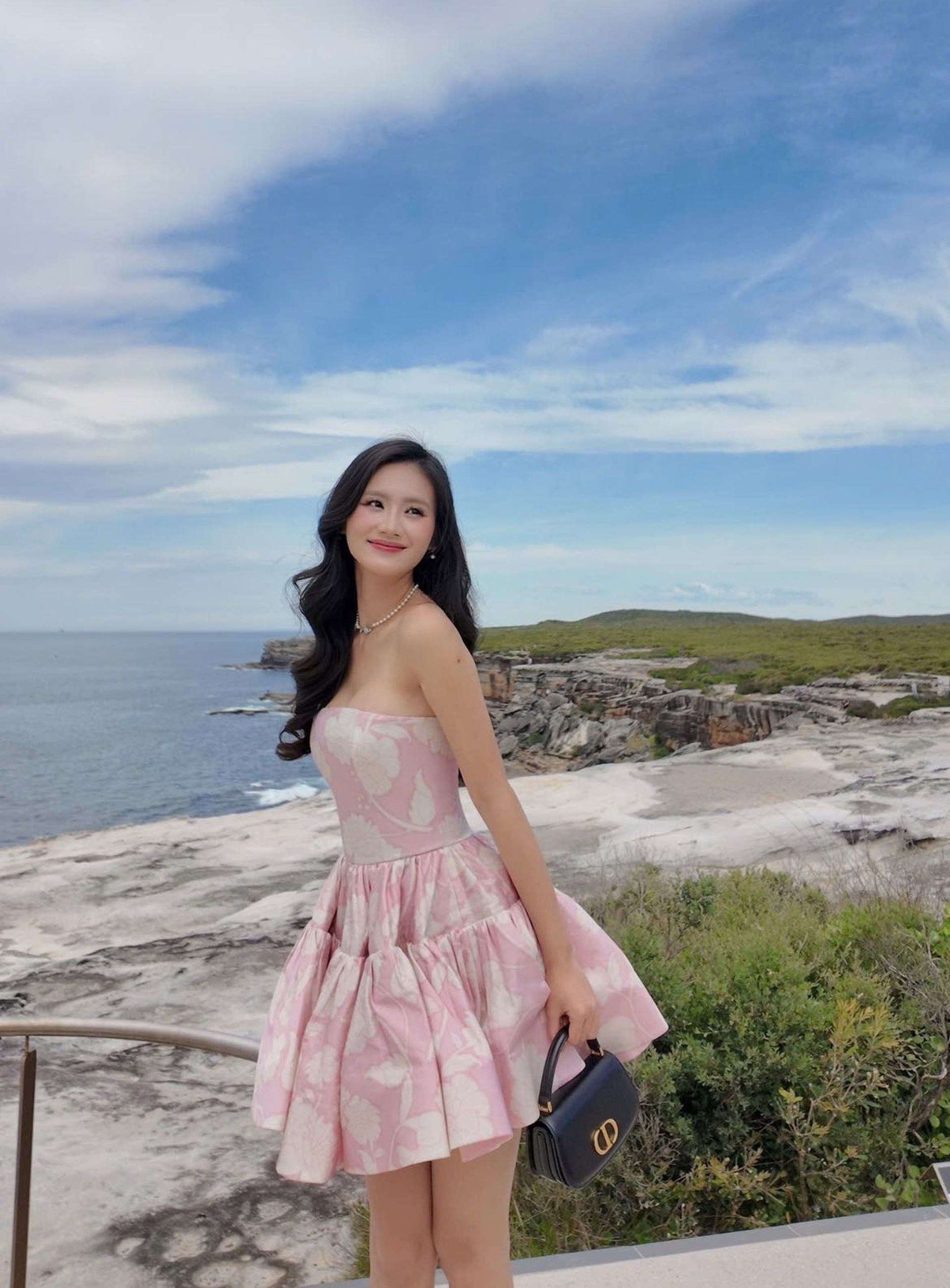 Hoa hậu Ý Nhi: Khép lại nhiệm kỳ, chuyện tình 9 năm bên bạn trai gây chú ý - 14