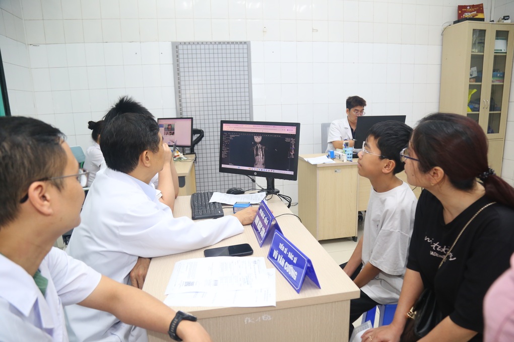 Nghĩ lệch vai nhẹ, nhiều trẻ vẹo cột sống nặng: Bác sĩ chỉ cách phát hiện - 2