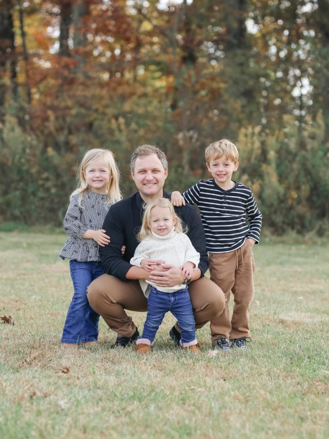 Brooke Buckner xách vợt đi đối đầu cả 