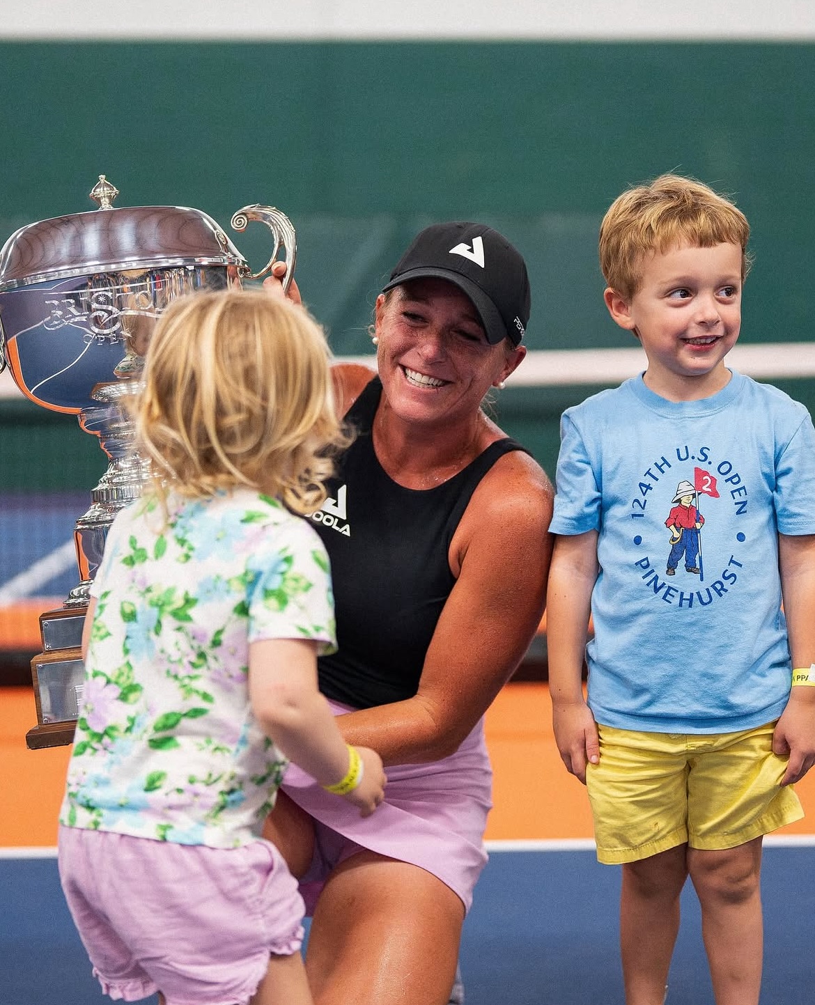 Brooke Buckner xách vợt đi đối đầu cả 