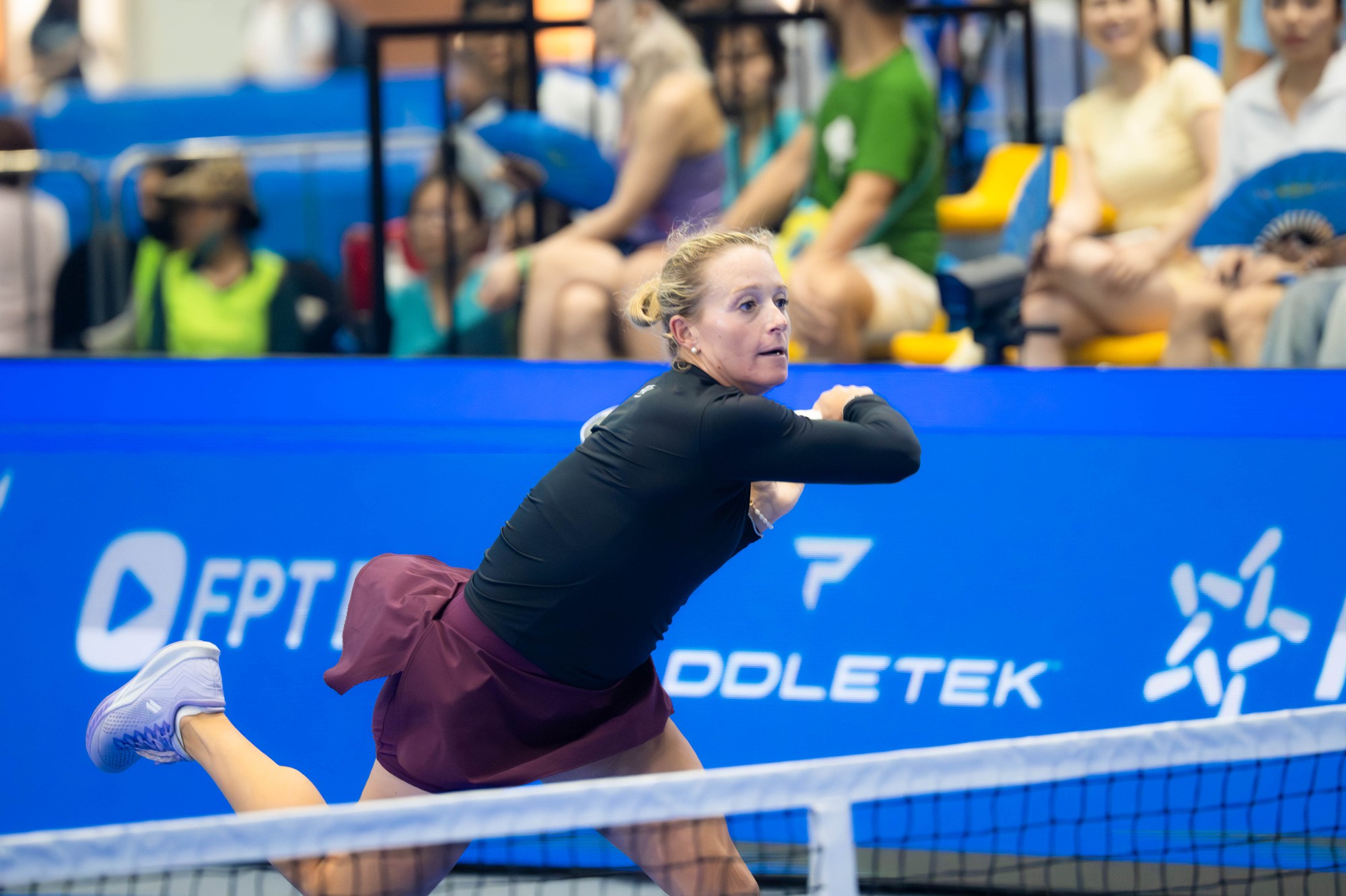 Brooke Buckner xách vợt đi đối đầu cả 