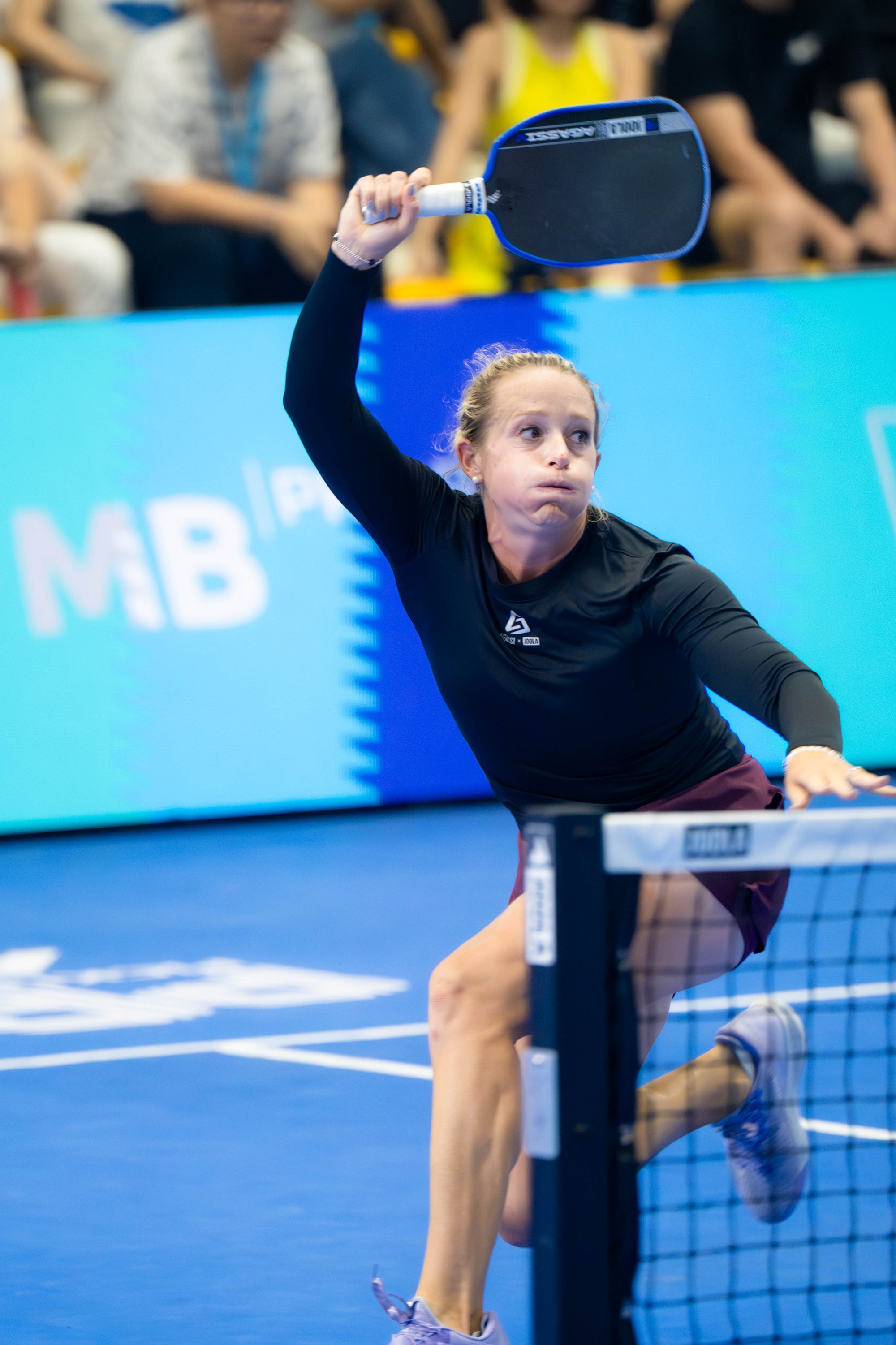 Brooke Buckner xách vợt đi đối đầu cả 