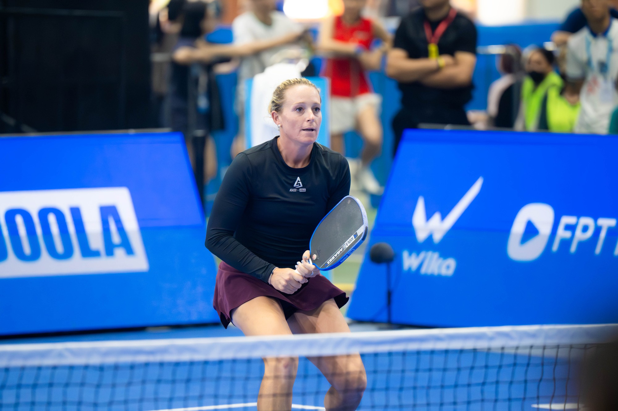 Brooke Buckner xách vợt đi đối đầu cả 