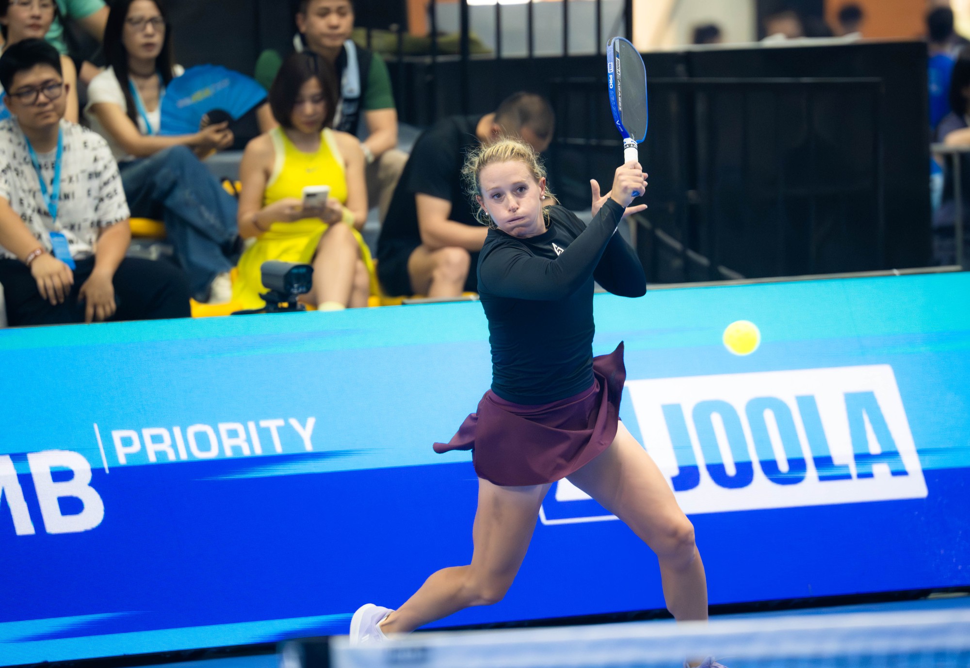 Brooke Buckner xách vợt đi đối đầu cả 