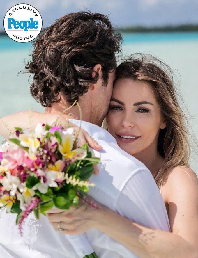 Vợ góa của ông chủ Playboy tái hôn 3 Góa phụ của ông chủ Playboy hạnh phúc bên chồng mới. Ảnh: People