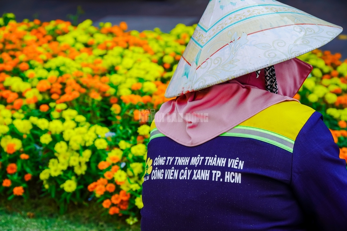 VIDEO: Nhiệt độ TPHCM đạt ngưỡng 38°C, người dân nhọc nhằn mưu sinh dưới nắng gắt - Ảnh 4.