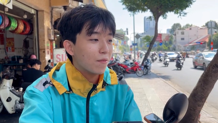 VIDEO: Nhiệt độ TPHCM đạt ngưỡng 38°C, người dân nhọc nhằn mưu sinh dưới nắng gắt - Ảnh 6.