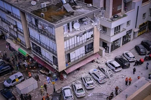 Tướng tình báo IRGC bị ám sát; Iran tuyên bố tấn công tàu đổ bộ USS Tripoli, phản hồi kế hoạch 15 điểm của Mỹ 