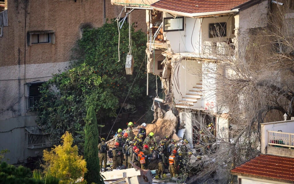 Lực lượng cứu hộ Israel tại hiện trường vụ tên lửa Iran đánh trúng tòa nhà ở TP Haifa ngày 6-4. Ảnh: Flash90 Lực lượng cứu hộ Israel tại hiện trường vụ tên lửa Iran đánh trúng tòa nhà ở TP Haifa ngày 6-4. Ảnh: Flash90