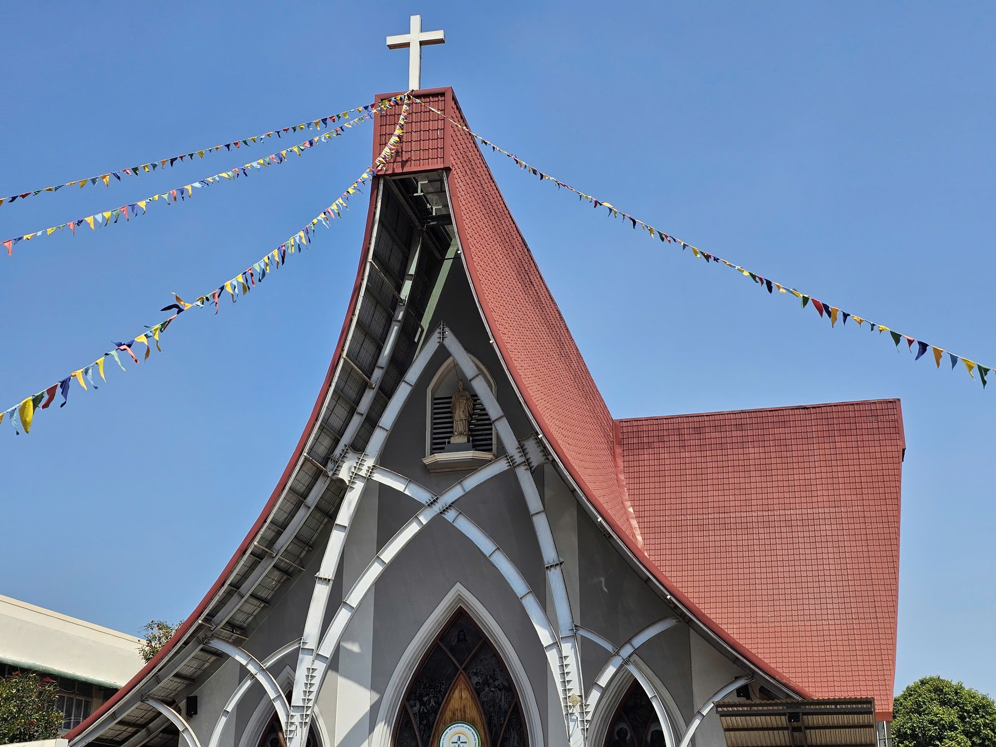 Nhà thờ Dũng Lạc - giao thoa giữa kiến trúc châu Âu và nhà rông Tây nguyên- Ảnh 2. Nhà thờ Dũng Lạc - giao thoa giữa kiến trúc châu Âu và nhà rông Tây nguyên- Ảnh 2.