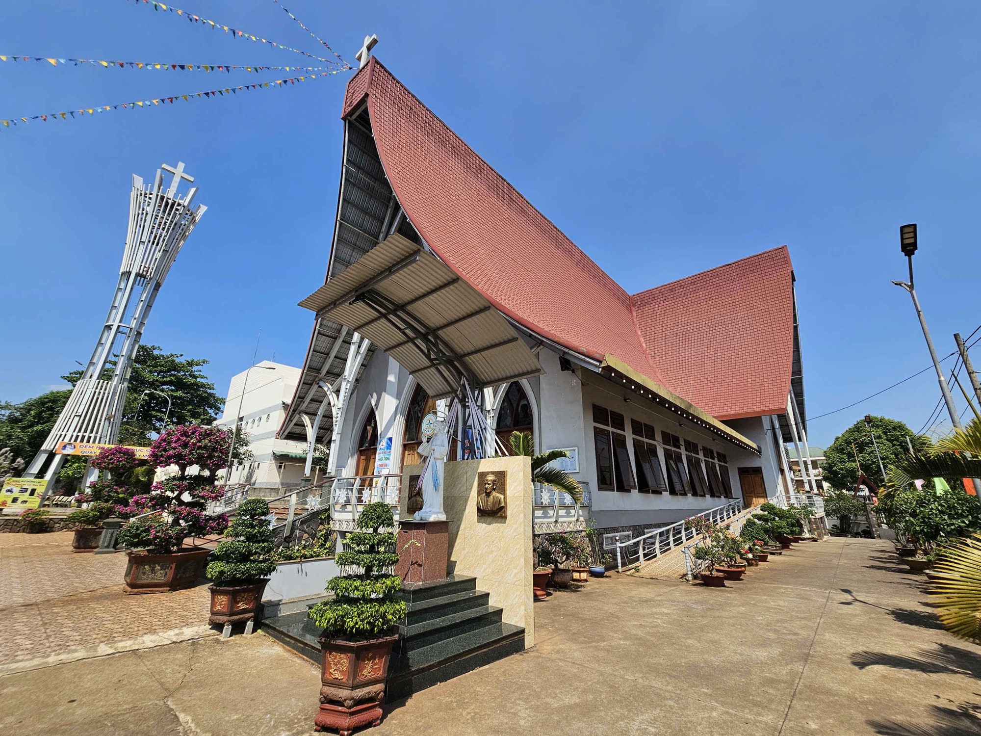 Nhà thờ Dũng Lạc - giao thoa giữa kiến trúc châu Âu và nhà rông Tây nguyên- Ảnh 3. Nhà thờ Dũng Lạc - giao thoa giữa kiến trúc châu Âu và nhà rông Tây nguyên- Ảnh 3.