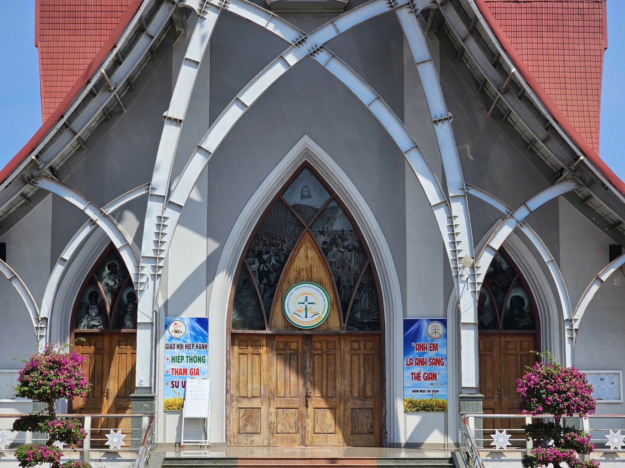 Nhà thờ Dũng Lạc - giao thoa giữa kiến trúc châu Âu và nhà rông Tây nguyên- Ảnh 4. Nhà thờ Dũng Lạc - giao thoa giữa kiến trúc châu Âu và nhà rông Tây nguyên- Ảnh 4.