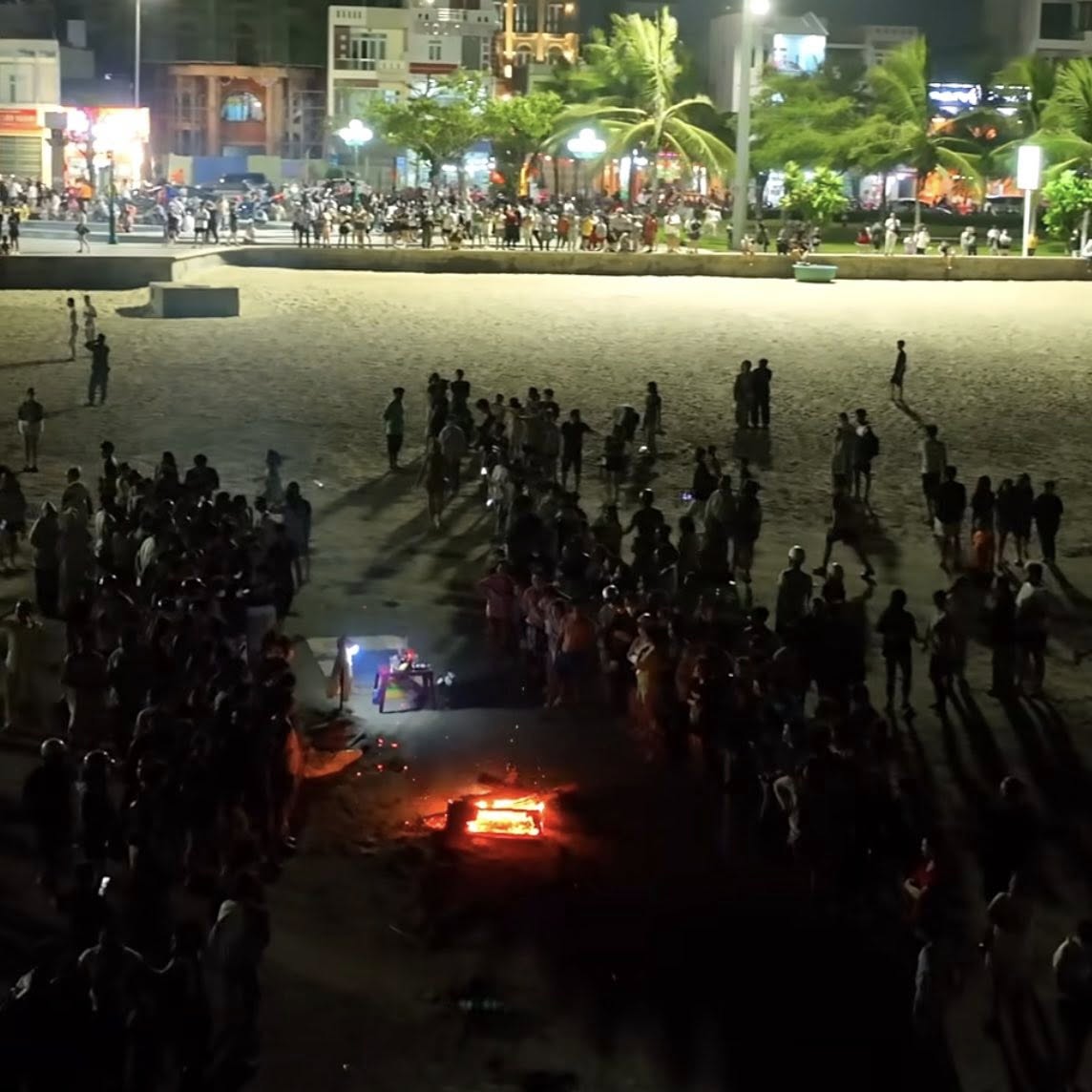 Cha ôm chặt ba lô con bật khóc, thầy cô - bạn bè cầu mong phép màu cho nam sinh trường chuyên mất tích vì sóng cuốn: “Về thôi em!”- Ảnh 5.