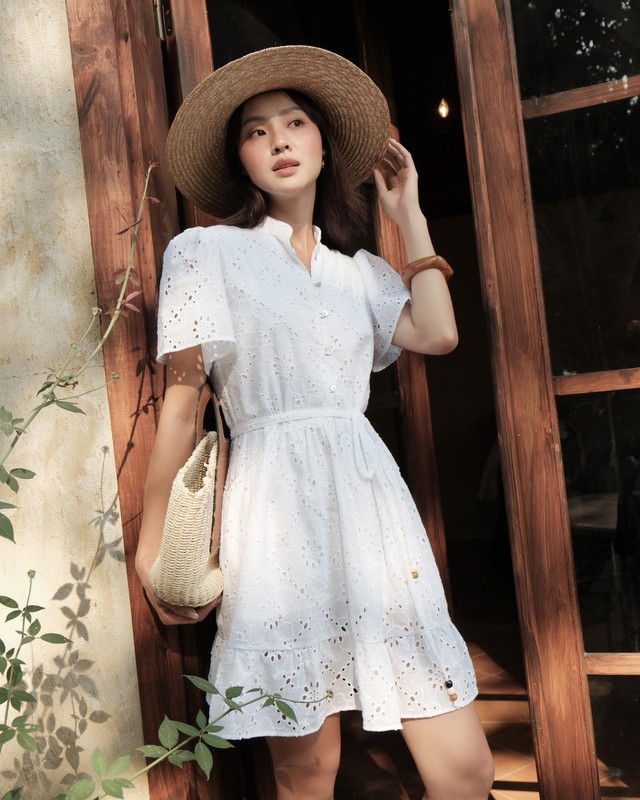 Diện váy trắng cho ngày nắng  - Ảnh 5.