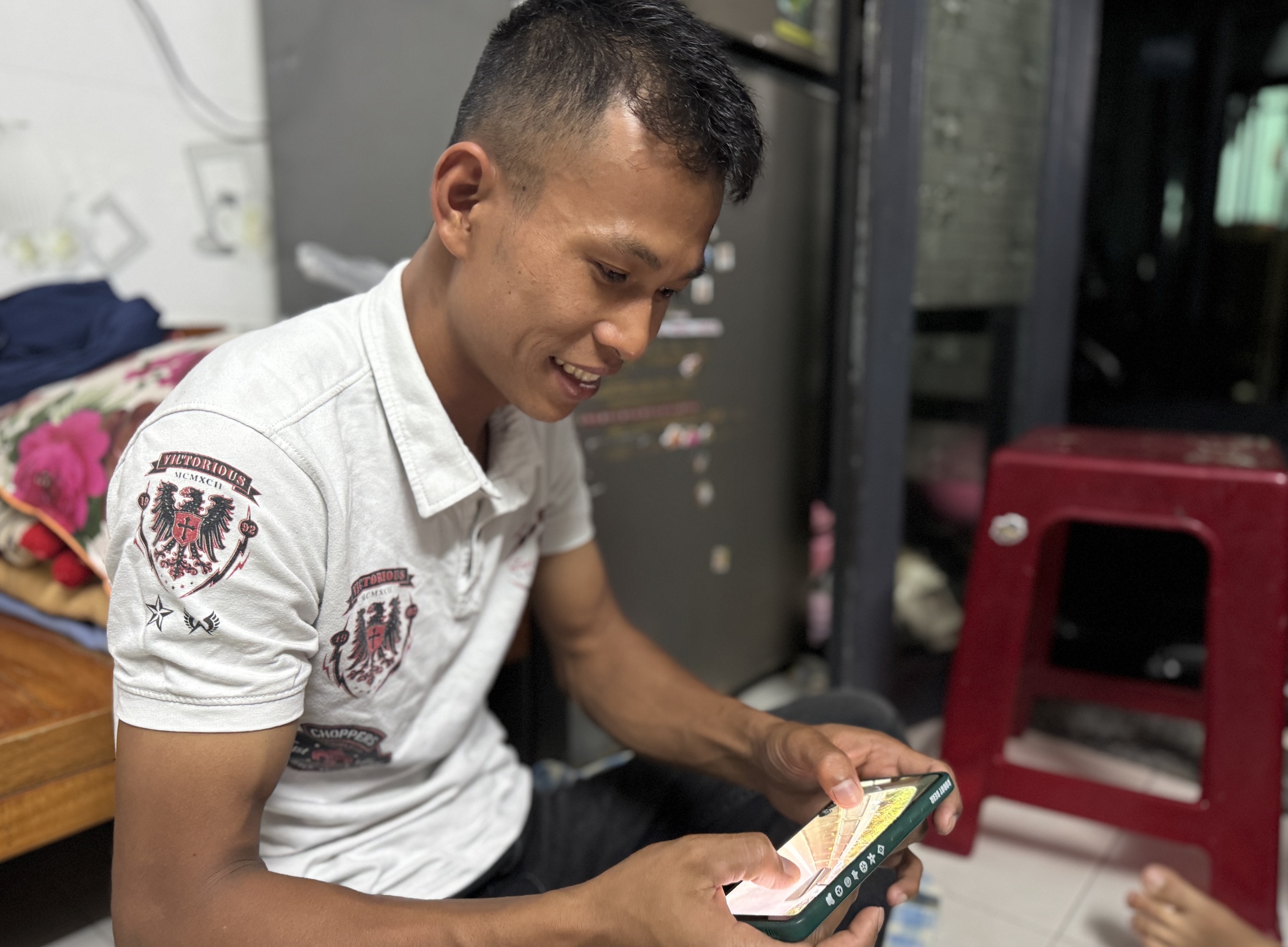 CLIP: Tài xế kể lại khoảnh khắc dừng xe trên Quốc lộ 1, cứu bé gái sang đường một mình - Ảnh 2.