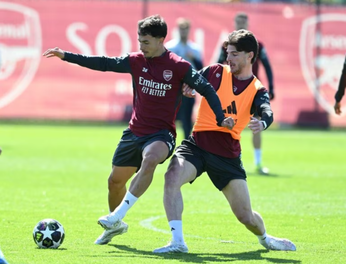 Declan Rice (phải) tranh chấp với Noni Madueke trong buổi tập của Arsenal ngày 6/4. Ảnh: Arsenal FC