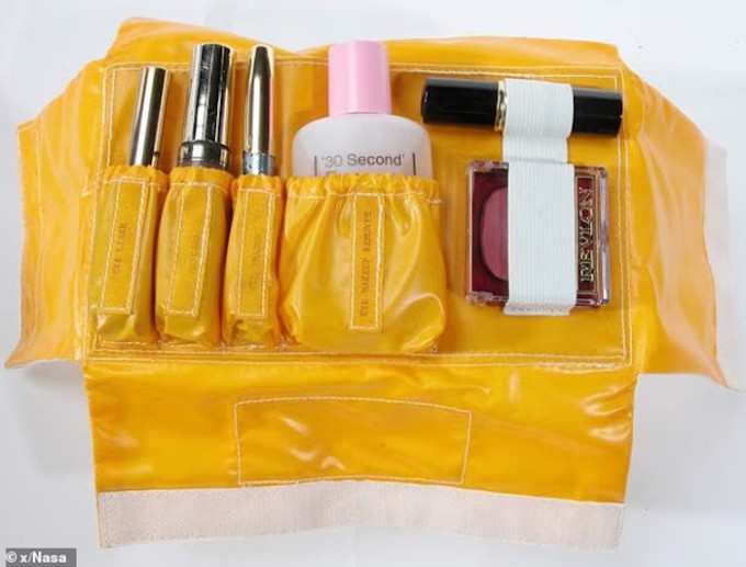 Năm 1978, NASA đã thiết kế một bộ trang điểm dành cho các nữ phi hành gia, bao gồm mascara, son bóng và phấn má hồng.