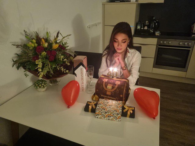 Bước ngoặt trong sự nghiệp của cô đến khi tham gia bộ phim truyền hình Người mẫu, nơi cô đảm nhận vai Yến Nhi, một nhân vật có số phận phức tạp và nội tâm nhiều giằng xé. Vai diễn này không chỉ giúp cô tiếp cận gần hơn với khán giả đại chúng mà còn khẳng định tinh thần làm nghề nghiêm túc, sẵn sàng hy sinh vì nghệ thuật, tiêu biểu là việc chấp nhận thay đổi ngoại hình để phù hợp với nhân vật – một quyết định gây chú ý lớn trong thời điểm bấy giờ.