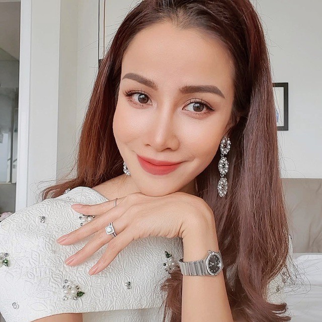 Phong cách làm nghề của cô được nhận xét là điềm tĩnh, không ồn ào, chú trọng vào hiệu quả công việc hơn là xây dựng hình ảnh hào nhoáng. Điều này phần nào khiến cô không thuộc nhóm nghệ sĩ “ngôi sao” theo nghĩa phổ biến, nhưng lại tạo được thiện cảm với một bộ phận khán giả yêu thích sự chân thực và bền bỉ.