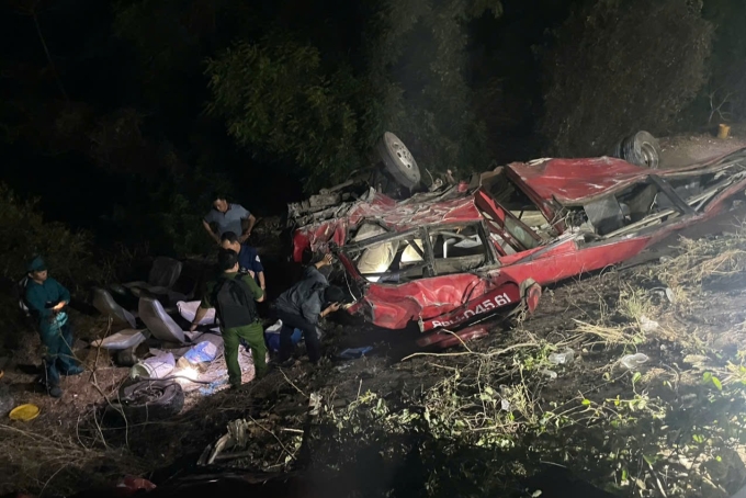 Cảnh sát và giám định viên đăng kiểm khám xe lúc 20h. Ảnh: Khải Nguyên