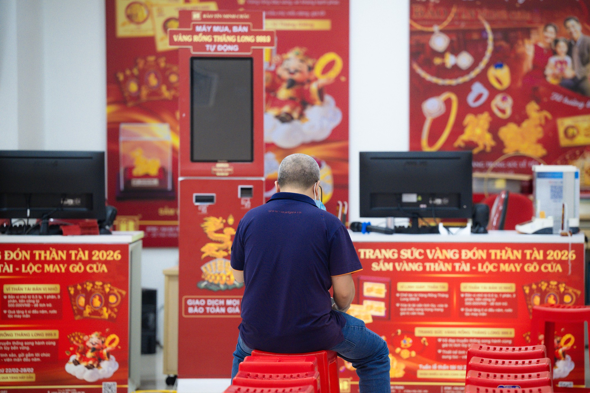 Ảnh, clip: Tình hình tại cửa hàng Bảo Tín Minh Châu sau thông tin khởi tố cựu Tổng giám đốc Công ty cùng con trai- Ảnh 2. Ảnh, clip: Tình hình tại cửa hàng Bảo Tín Minh Châu sau thông tin khởi tố cựu Tổng giám đốc Công ty cùng con trai- Ảnh 2.