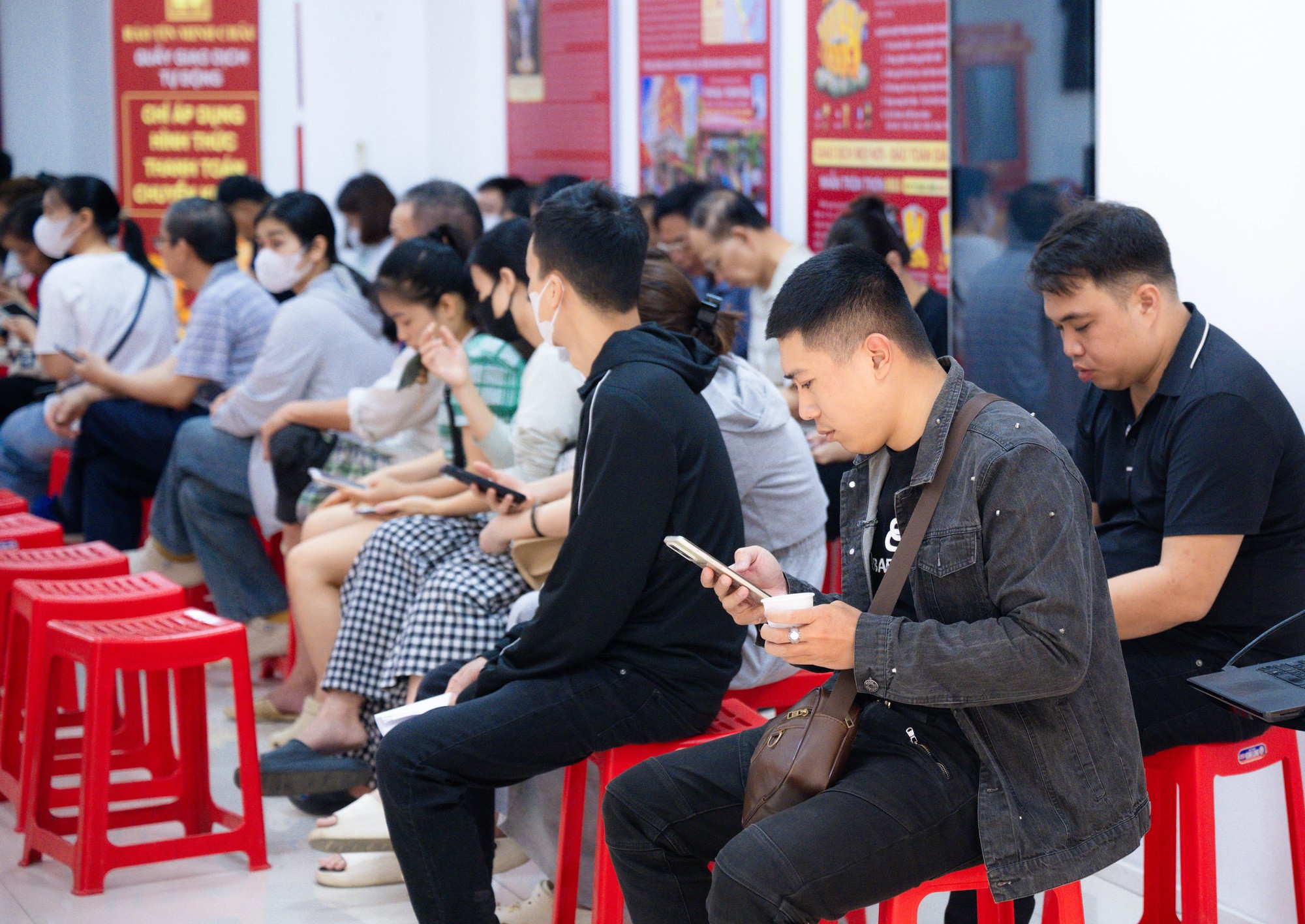 Ảnh, clip: Tình hình tại cửa hàng Bảo Tín Minh Châu sau thông tin khởi tố cựu Tổng giám đốc Công ty cùng con trai- Ảnh 4. Ảnh, clip: Tình hình tại cửa hàng Bảo Tín Minh Châu sau thông tin khởi tố cựu Tổng giám đốc Công ty cùng con trai- Ảnh 4.