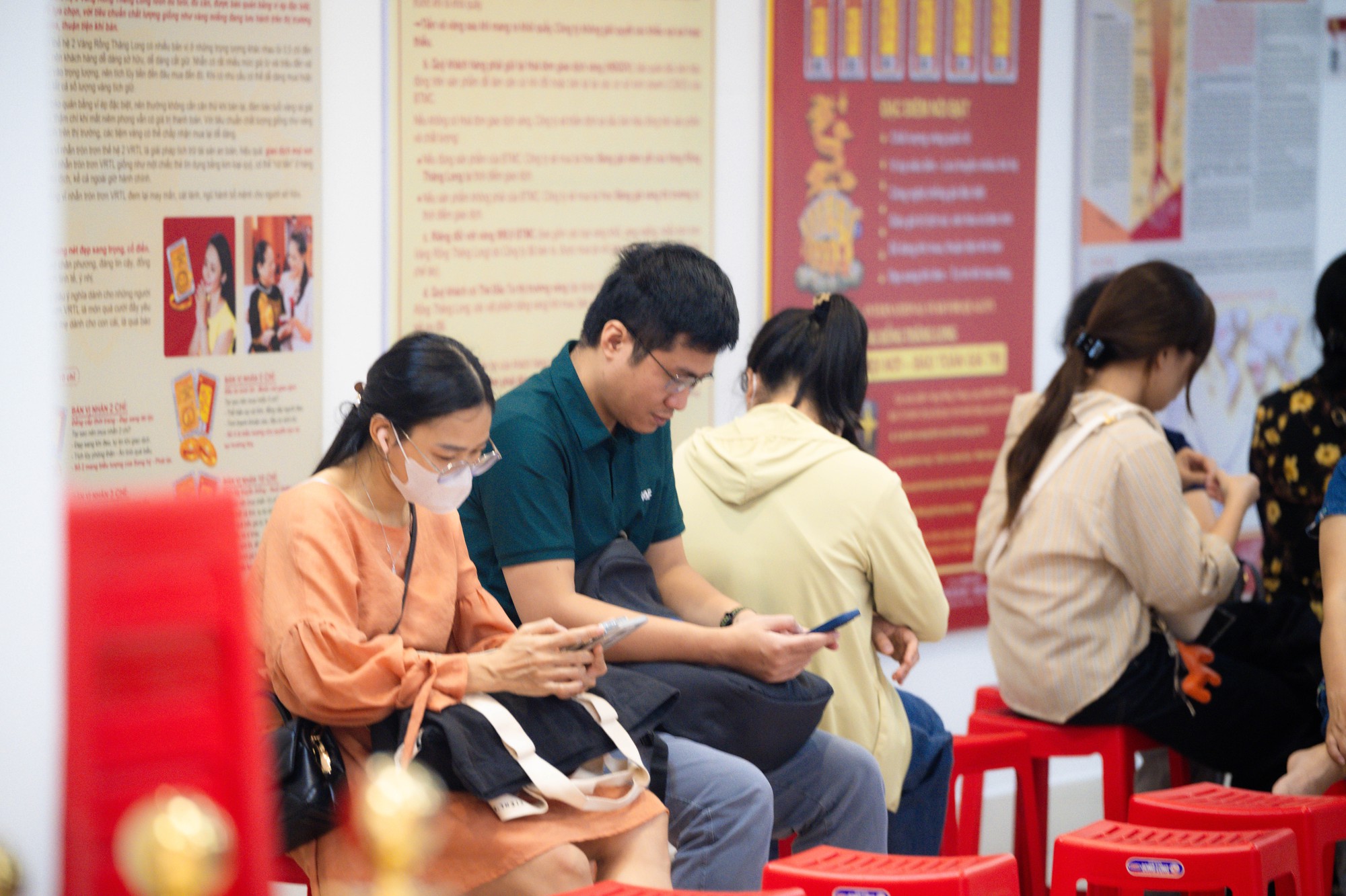 Ảnh, clip: Tình hình tại cửa hàng Bảo Tín Minh Châu sau thông tin khởi tố cựu Tổng giám đốc Công ty cùng con trai- Ảnh 7. Ảnh, clip: Tình hình tại cửa hàng Bảo Tín Minh Châu sau thông tin khởi tố cựu Tổng giám đốc Công ty cùng con trai- Ảnh 7.