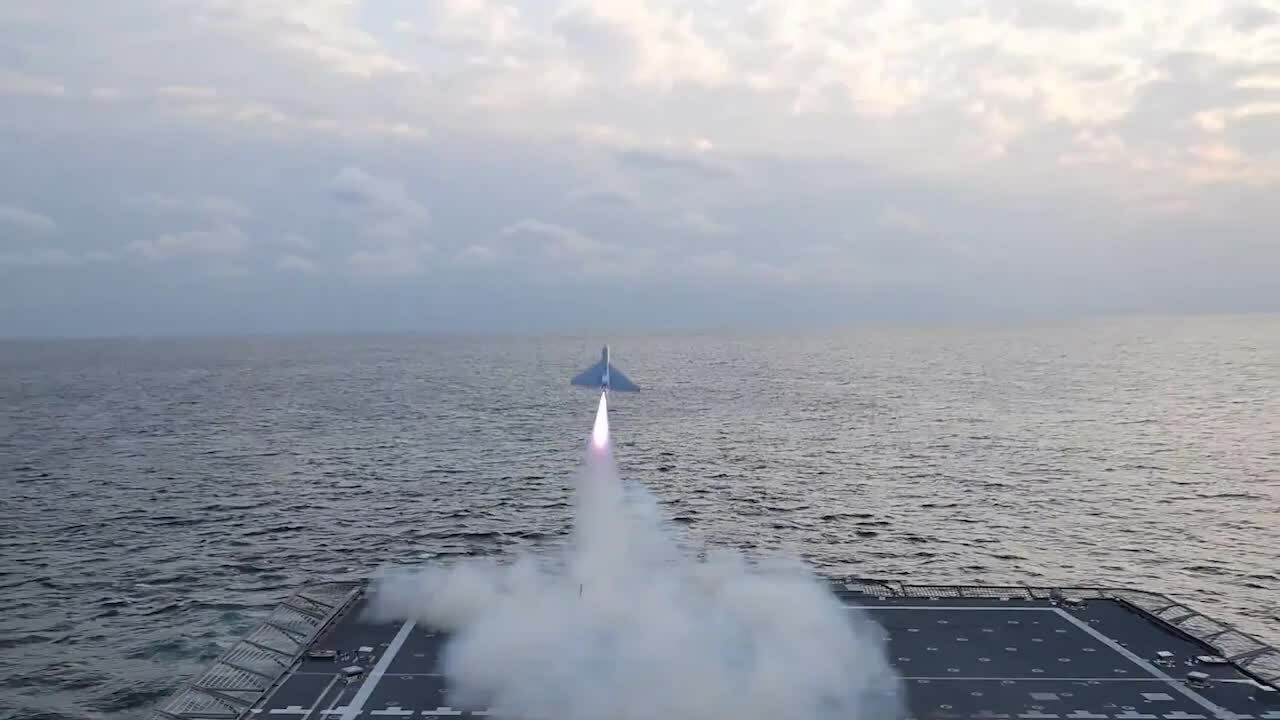 Mỹ lần đầu phóng phi cơ 'bản sao của UAV Iran' từ tàu chiến