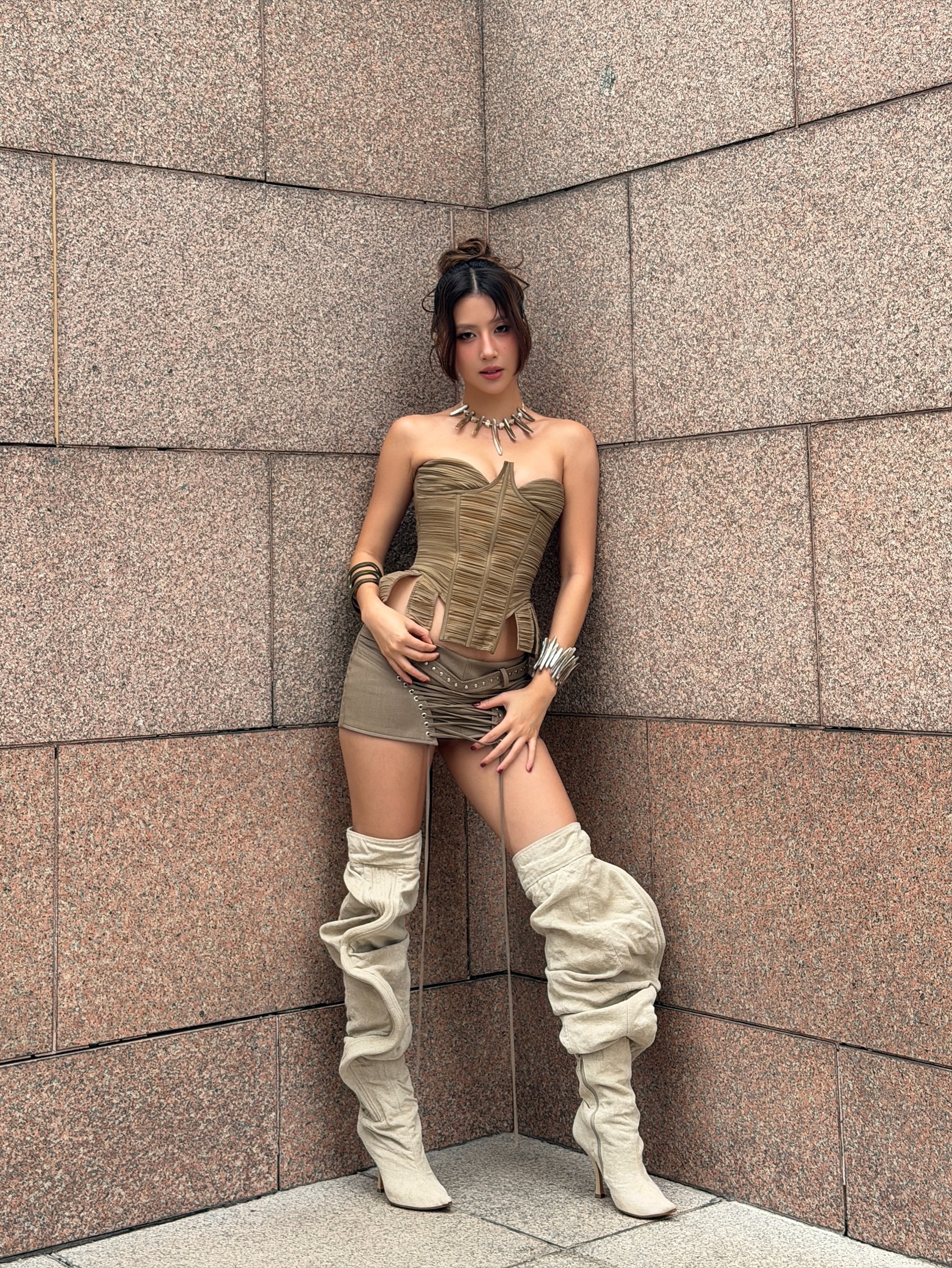 Quỳnh Anh Shyn tuổi 30: Nhan sắc nóng bỏng, gu thời trang táo bạo - 8 Quỳnh Anh Shyn tuổi 30: Nhan sắc nóng bỏng, gu thời trang táo bạo - 8