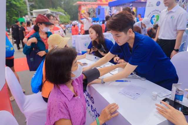 Long Châu, Bayer và OMRON hợp lực triển khai tầm soát rung nhĩ, phòng đột quỵ trên diện rộng- Ảnh 3. Long Châu, Bayer và OMRON hợp lực triển khai tầm soát rung nhĩ, phòng đột quỵ trên diện rộng- Ảnh 3.