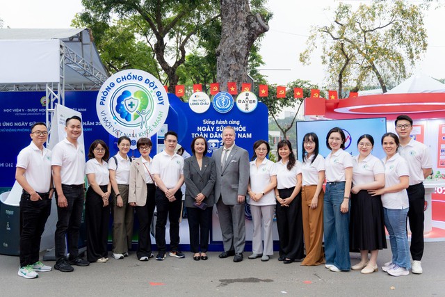 Long Châu, Bayer và OMRON hợp lực triển khai tầm soát rung nhĩ, phòng đột quỵ trên diện rộng- Ảnh 5. Long Châu, Bayer và OMRON hợp lực triển khai tầm soát rung nhĩ, phòng đột quỵ trên diện rộng- Ảnh 5.