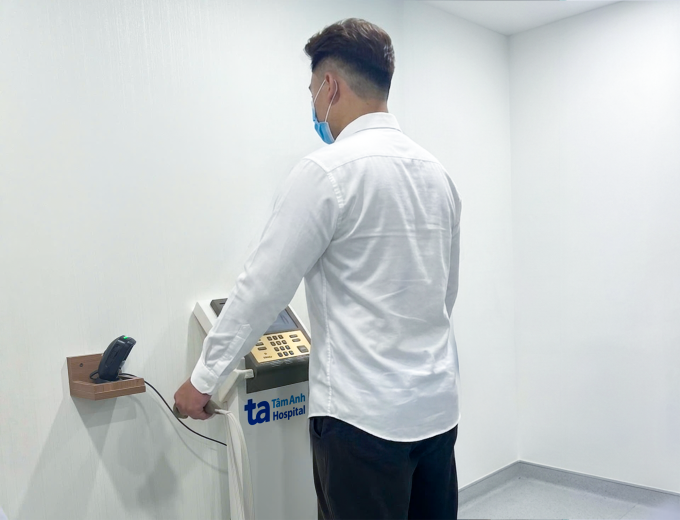 Tuấn đo các chỉ số cơ thể sau khi giảm 5 kg sau 2 tuần điều trị. Ảnh: Bệnh viện Đa khoa Tâm Anh