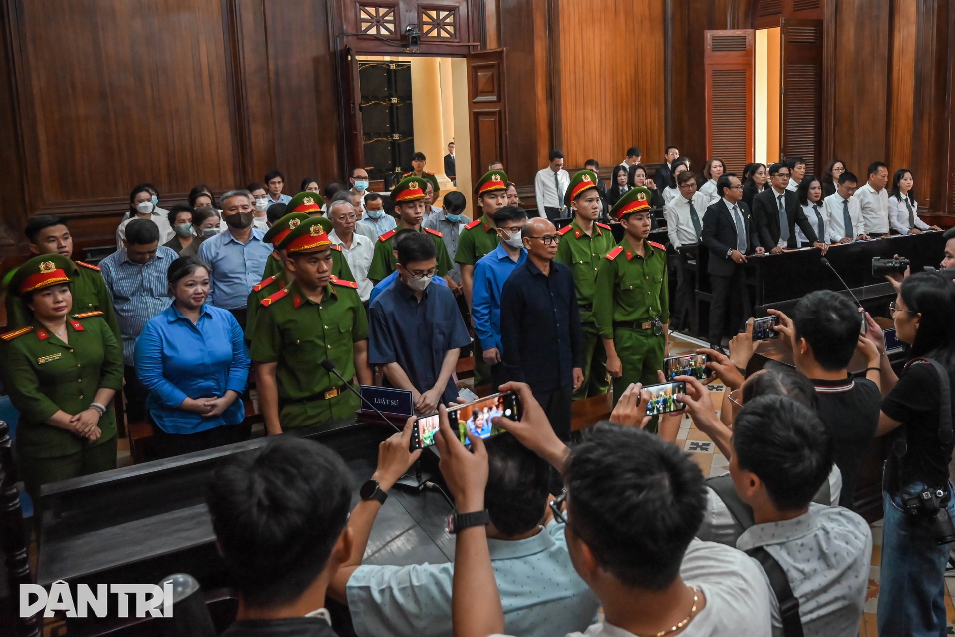 Hình ảnh cựu CEO Quốc Cường Gia Lai cùng 21 bị cáo hầu tòa - 2 Hình ảnh cựu CEO Quốc Cường Gia Lai cùng 21 bị cáo hầu tòa - 2