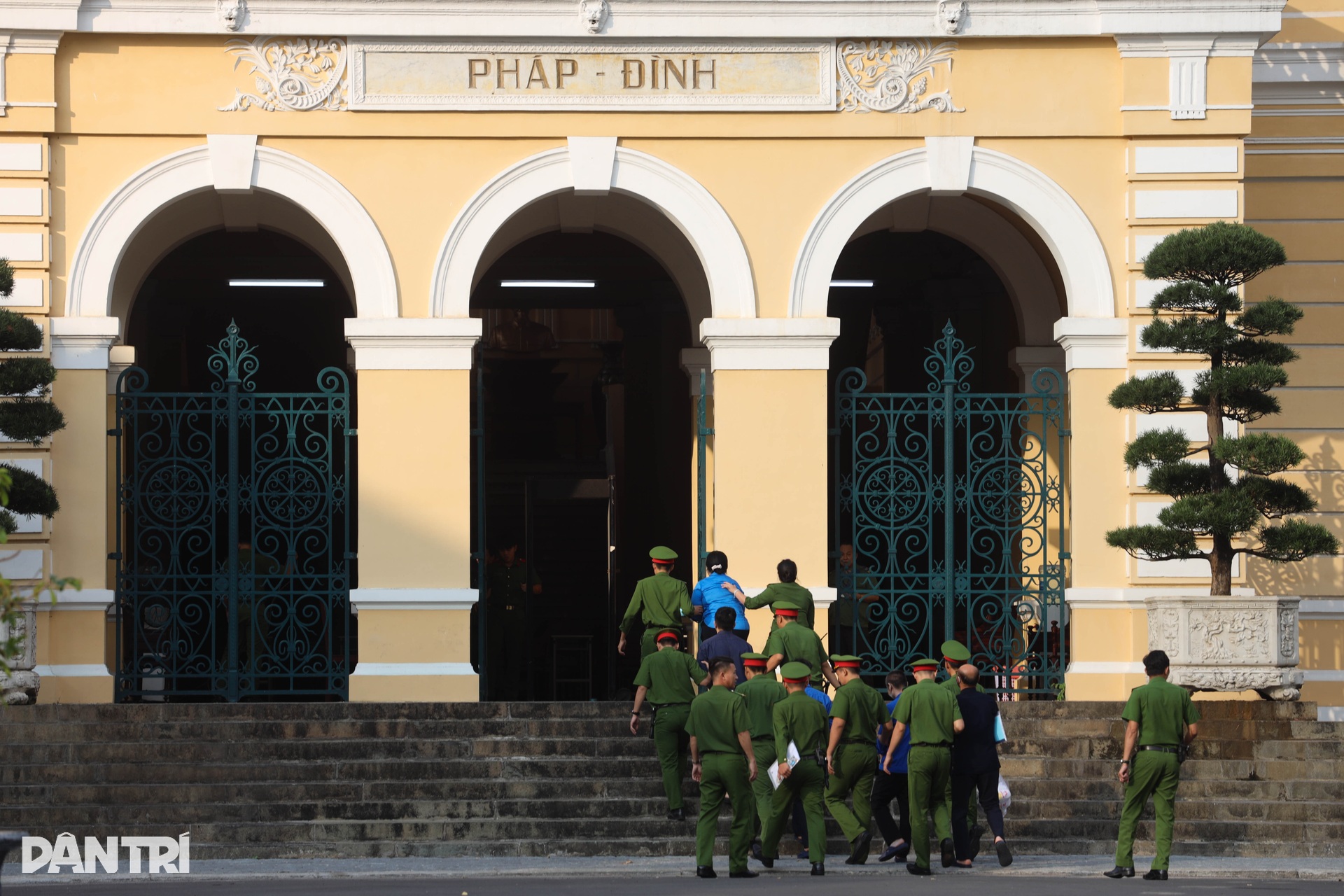 Hình ảnh cựu CEO Quốc Cường Gia Lai cùng 21 bị cáo hầu tòa - 3 Hình ảnh cựu CEO Quốc Cường Gia Lai cùng 21 bị cáo hầu tòa - 3