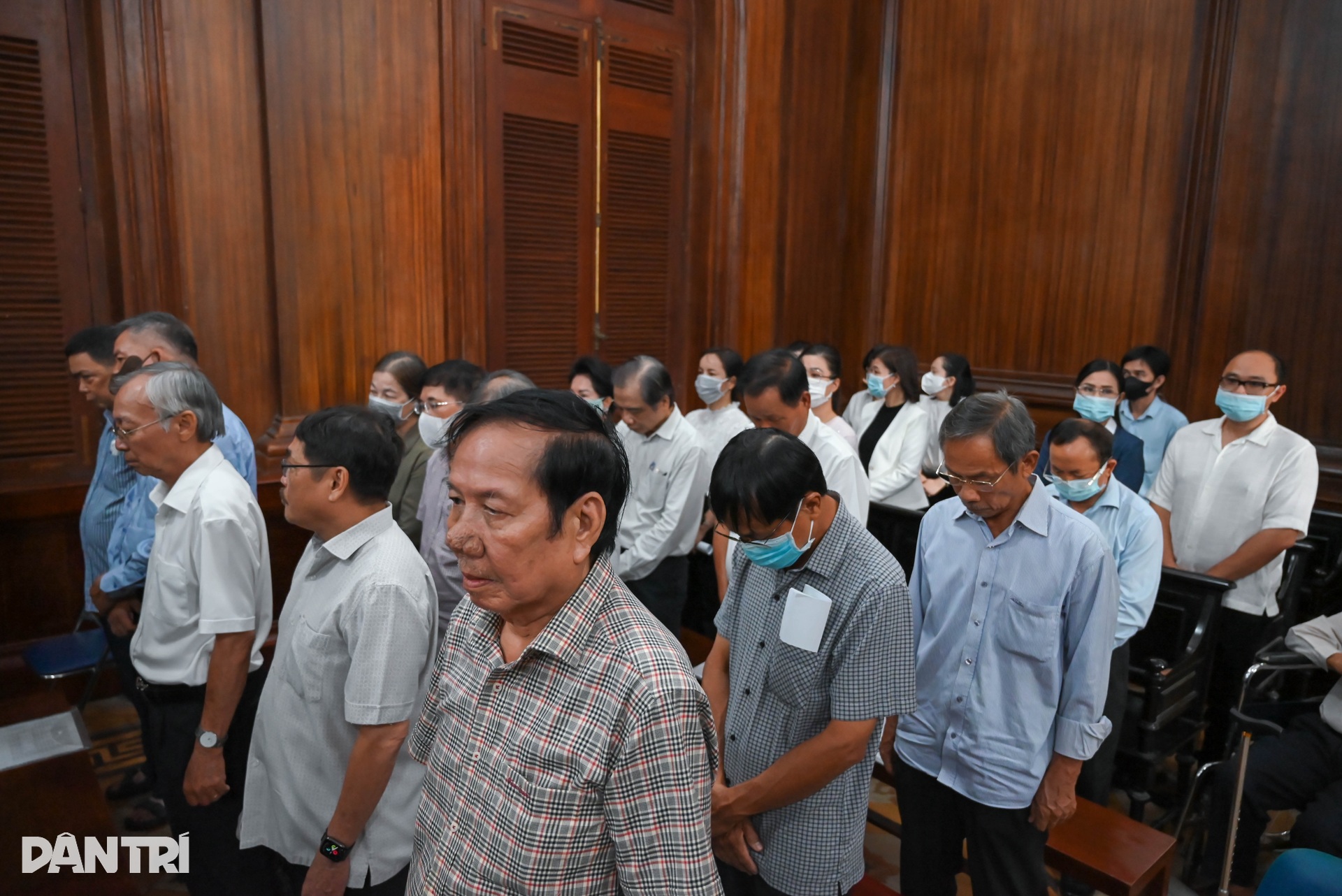 Hình ảnh cựu CEO Quốc Cường Gia Lai cùng 21 bị cáo hầu tòa - 7 Hình ảnh cựu CEO Quốc Cường Gia Lai cùng 21 bị cáo hầu tòa - 7