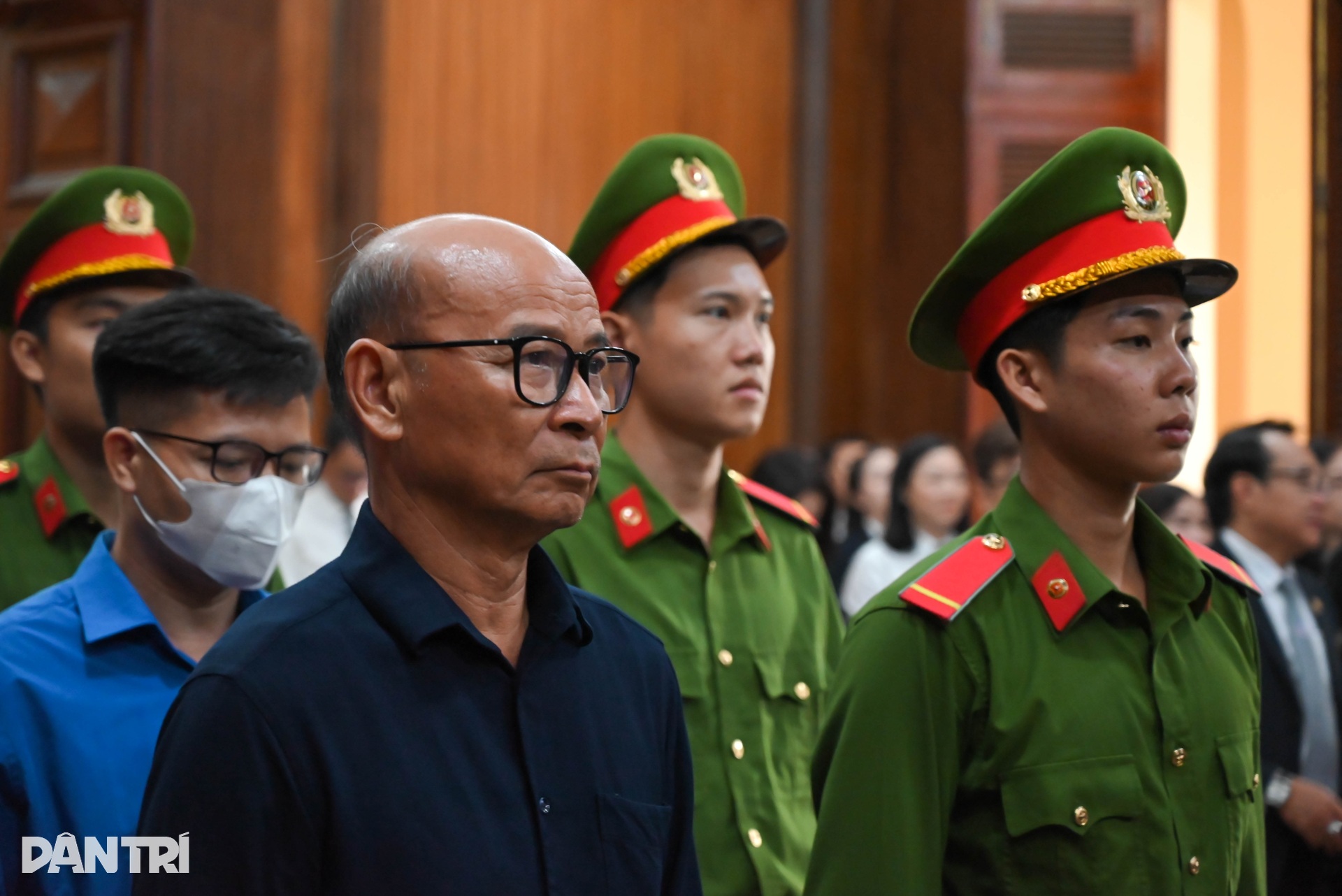 Hình ảnh cựu CEO Quốc Cường Gia Lai cùng 21 bị cáo hầu tòa - 8 Hình ảnh cựu CEO Quốc Cường Gia Lai cùng 21 bị cáo hầu tòa - 8