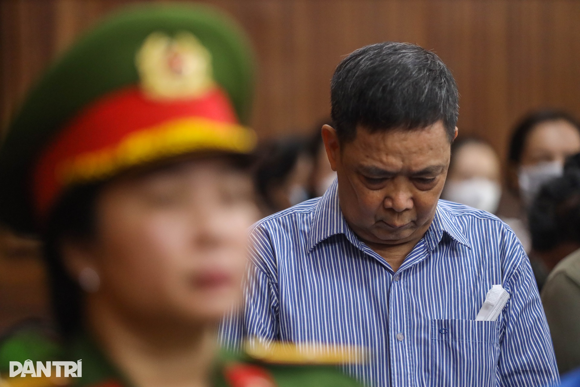 Hình ảnh cựu CEO Quốc Cường Gia Lai cùng 21 bị cáo hầu tòa - 10 Hình ảnh cựu CEO Quốc Cường Gia Lai cùng 21 bị cáo hầu tòa - 10