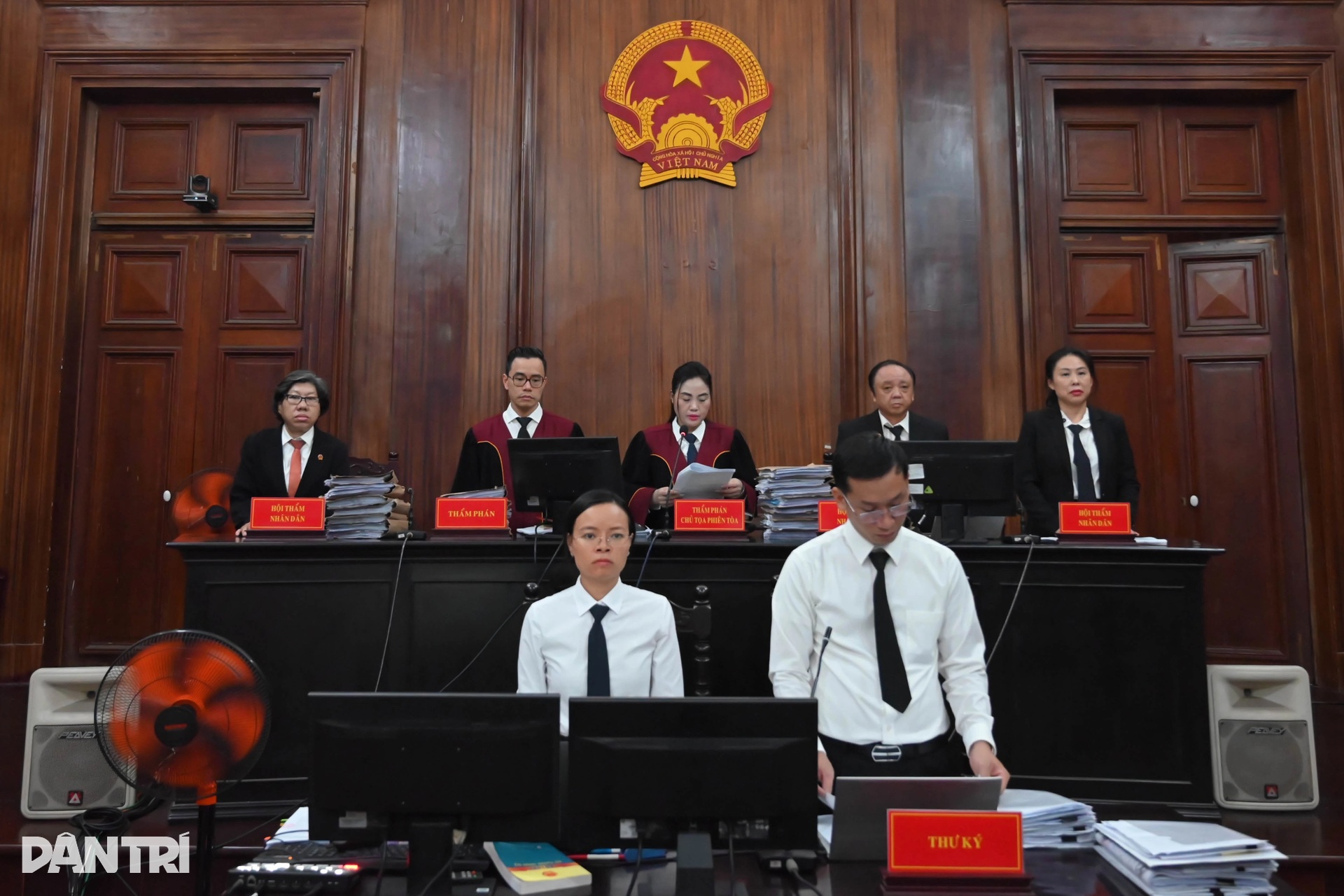 Hình ảnh cựu CEO Quốc Cường Gia Lai cùng 21 bị cáo hầu tòa - 13 Hình ảnh cựu CEO Quốc Cường Gia Lai cùng 21 bị cáo hầu tòa - 13