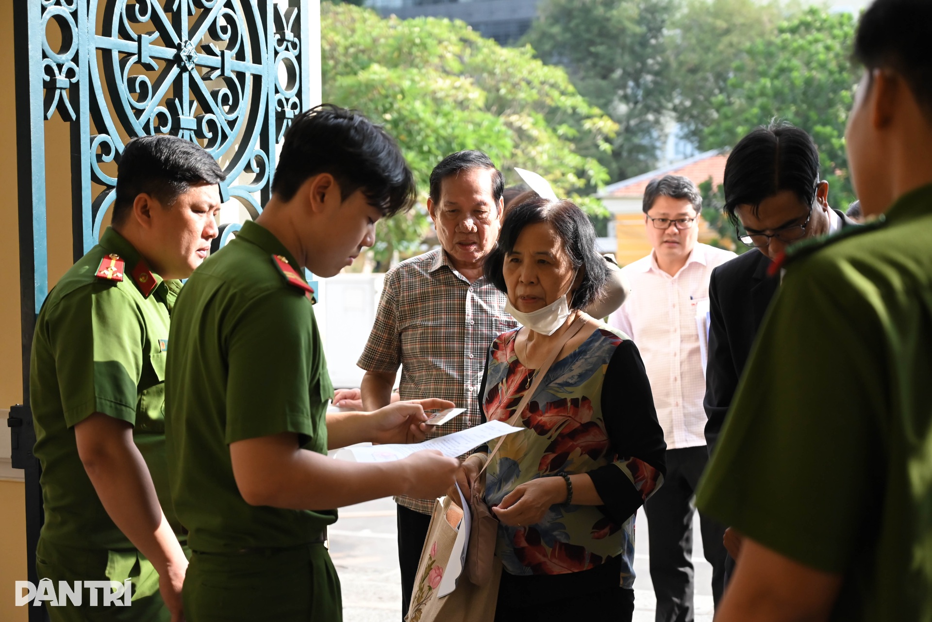 Hình ảnh cựu CEO Quốc Cường Gia Lai cùng 21 bị cáo hầu tòa - 14 Hình ảnh cựu CEO Quốc Cường Gia Lai cùng 21 bị cáo hầu tòa - 14