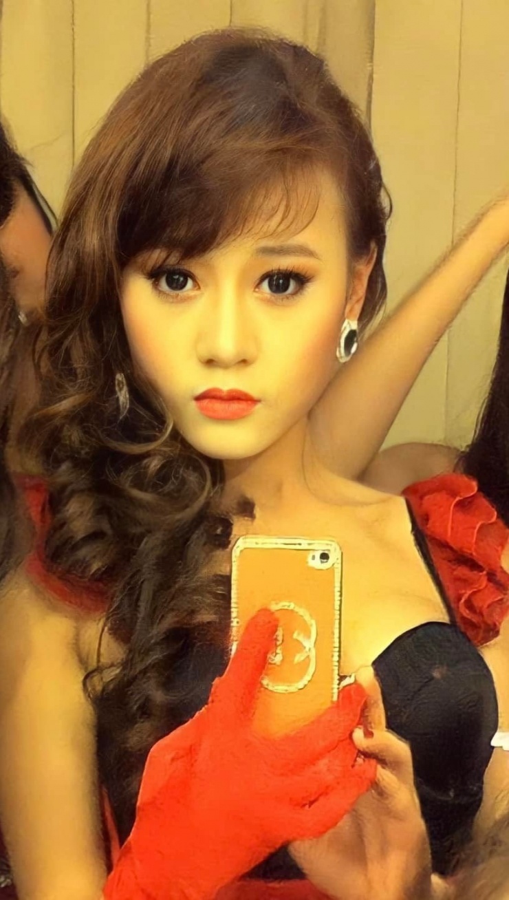 Phương Oanh sinh năm 1989 trong gia đình có bốn anh chị em tại Phủ Lý, Hà Nam. Diễn viên có gương mặt trái xoan, đường nét cân đối. Sau khi học Trung học phổ thông, cô sang Singapore du học ngành Quản trị khách sạn du lịch nhưng bỏ dở giữa chừng.