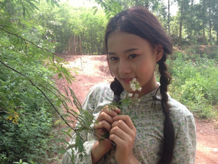 Nhận ra diễn xuất mới thực sự là đam mê lớn nhất, cô dừng làm mẫu, chuyển sang đóng phim năm 2012. Thời điểm này, cô chuyển sang kiểu tóc thẳng, hướng đến vẻ hiện đại hơn.