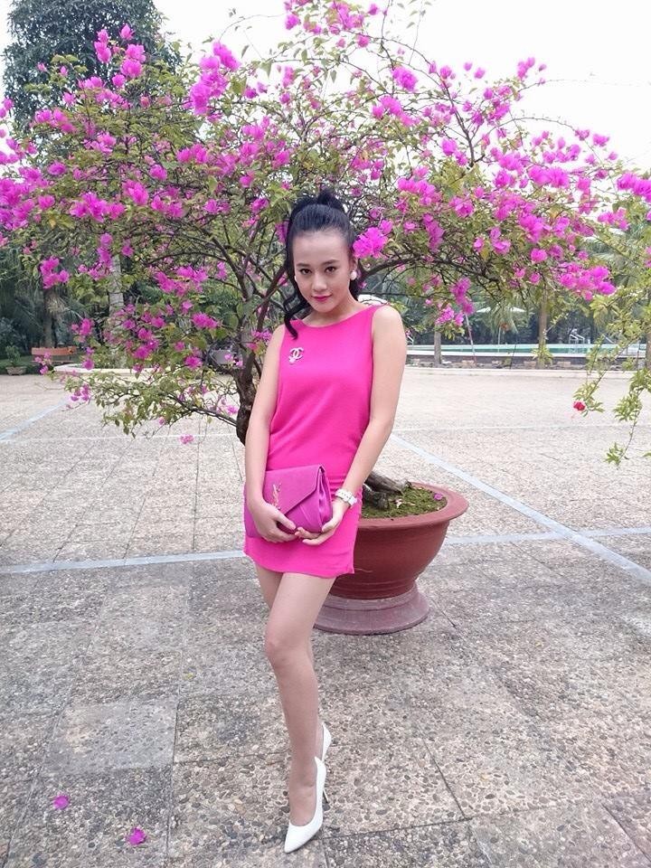 Năm 2013, Phương Oanh bắt đầu chăm chút nhiều hơn cho diện mạo. Cô thay đổi nhiều kiểu tóc, trang điểm chuyên nghiệp hơn, thường mặc váy áo, giày dép màu hồng.