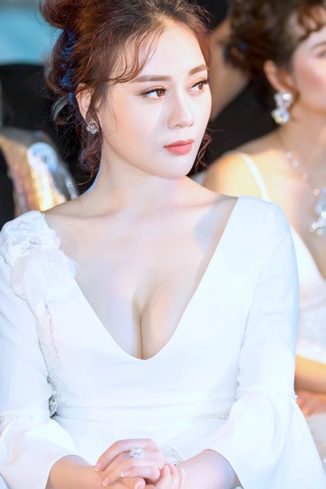 Năm 2017, Phương Oanh "lột xác" phong cách. Cô theo đuổi lối ăn vận kiểu Hàn Quốc, chọn những bộ đồ kín đáo, trang điểm trong suốt. Thỉnh thoảng, diễn viên dùng son đậm, diện váy xẻ ngực, hướng đến vẻ gợi cảm.