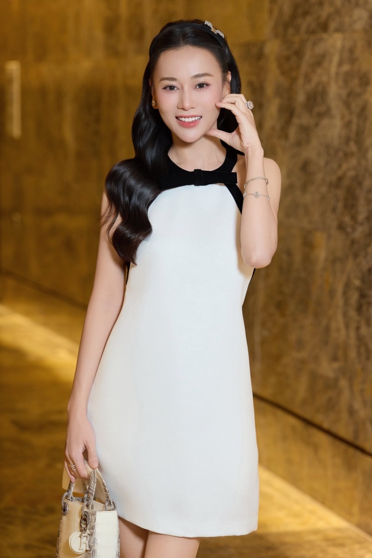 Sau khi sinh con, diễn viên nhanh chóng lấy lại vóc dáng và thay đổi cách ăn mặc. Thay vì những bộ đầm cắt xẻ, bó sát, cô ưu tiên trang phục năng động, thanh lịch như quần jeans, chân váy denim, váy hình thang, đầm suông, áo phông, sneakers để tiện chăm sóc con nhỏ. Khi dự sự kiện, cô được khen với nhiều bộ đầm tối giản, trang nhã.