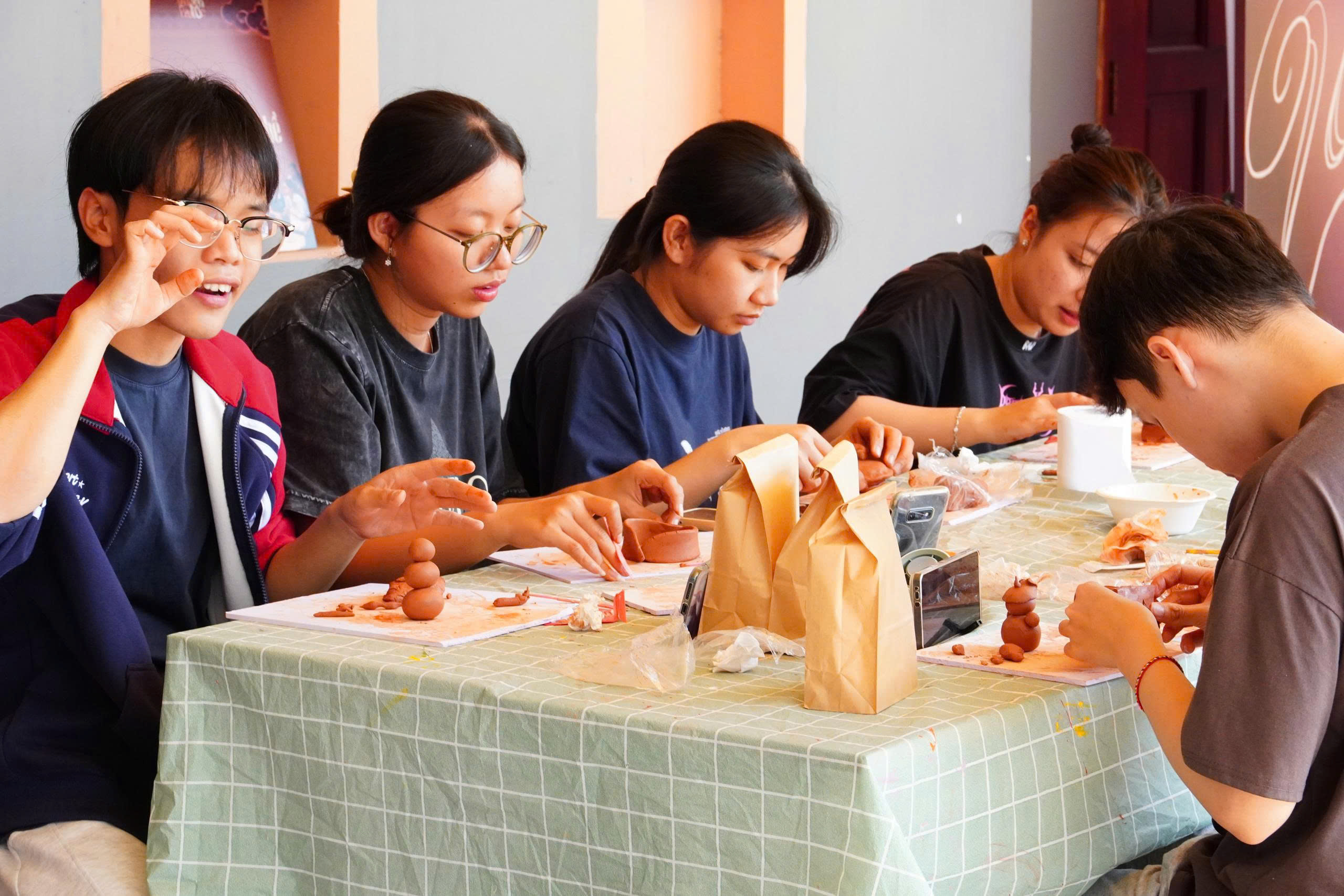 Đưa gốm Bàu Trúc bước vào đời sống hiện đại - Ảnh 2.