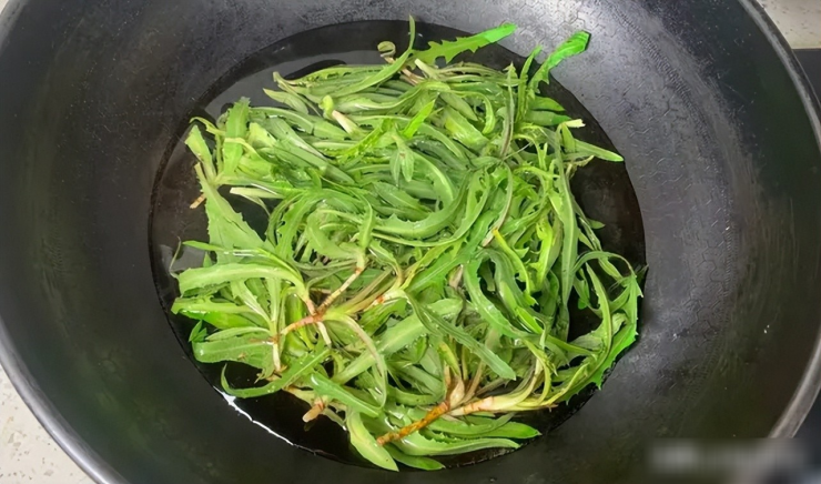 Loại rau dại báu vật nên ăn trong tháng 4, ngon hơn rau sam, bổ hơn bồ công anh, giúp bản vệ gan, xào trứng cực thơm - 5